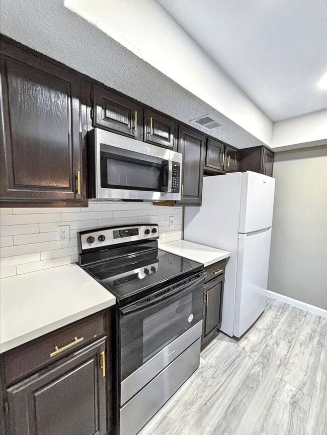 Building Photo - Lovely 2-Bedroom Condo with Modern Comfort...