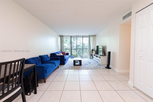 Building Photo - 8870 Fontainebleau Blvd