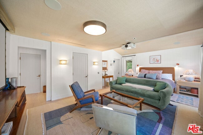 Building Photo - 7038 Dume Dr