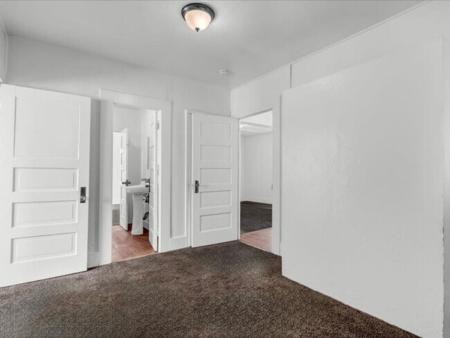 Building Photo - 333 E Ivy St