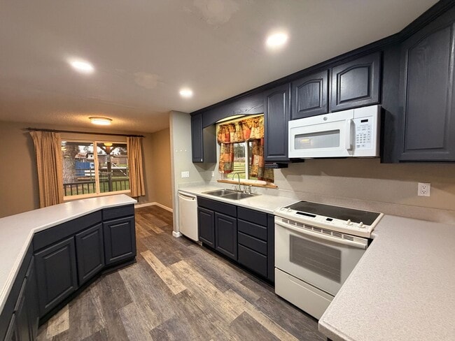 Building Photo - Private and quiet 3BD, 2 BA w/ 2 car garage near Fedrickson!