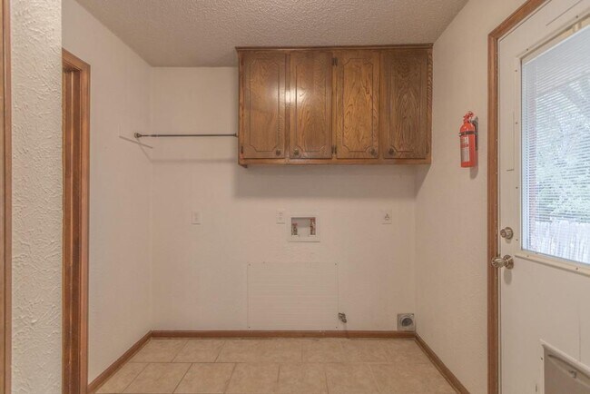 Building Photo - 11101 Froke Cedar Trail