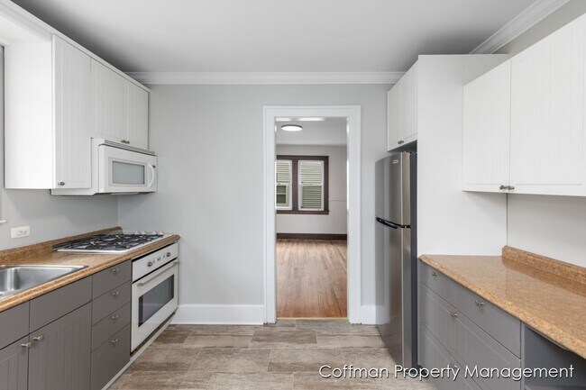 Building Photo - 4 Bed, 2 Bath Single Family Home