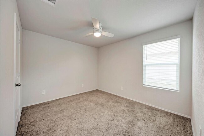 Building Photo - 105 Calgary Ln