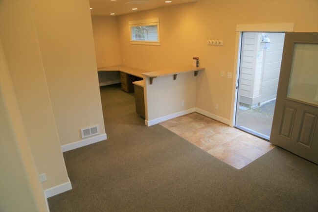 Building Photo - 4 bed/2 bath 1000 feet From Monroe