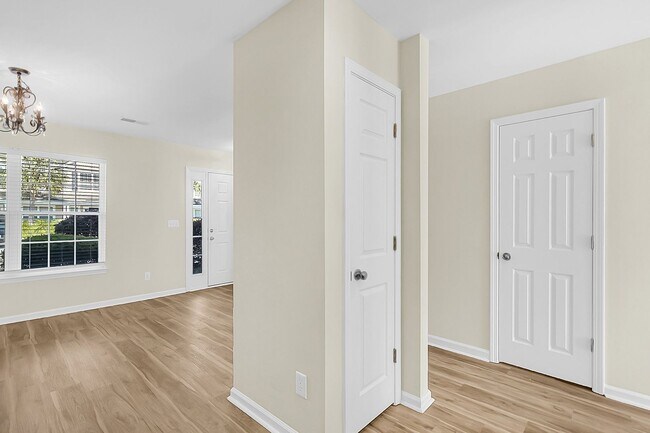 Building Photo - Easy, Modern Comfort in a Prime Charleston Location!