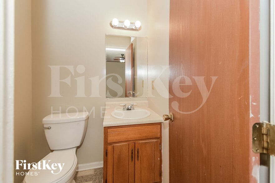 Building Photo - 5691 Dobbs Ferry Dr
