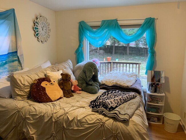 Building Photo - 3 bd/1.5 bath Charming Home just 4 blocks from IU Jacob's School of Music - Available August 2026!