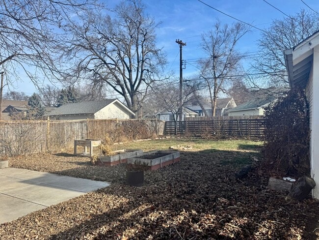 Building Photo - **AVAILABLE NOW** Centrally located 3-bedroom 2-bath