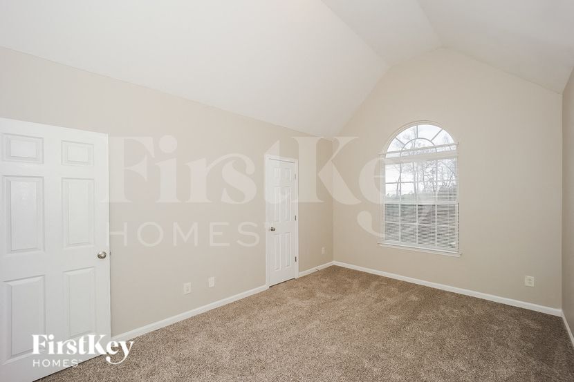 Building Photo - 5190 Upper Elm St