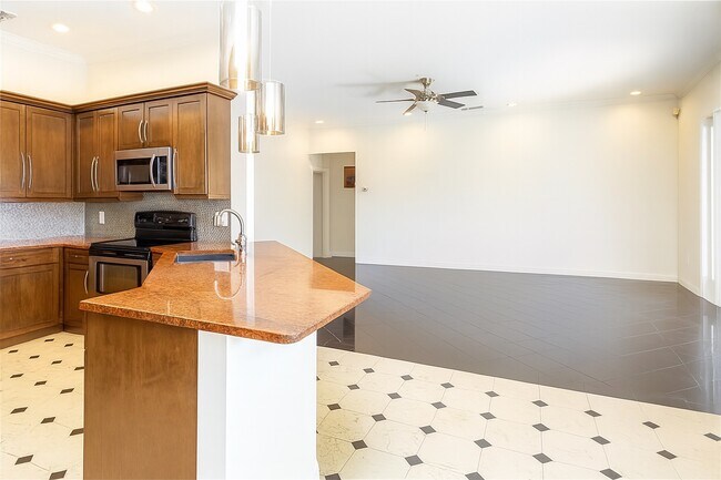 Building Photo - 2734 Eagle Lake Dr