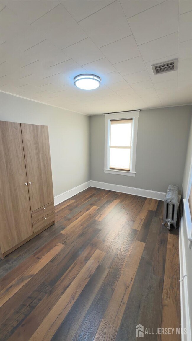 Building Photo - 55 Suydam St