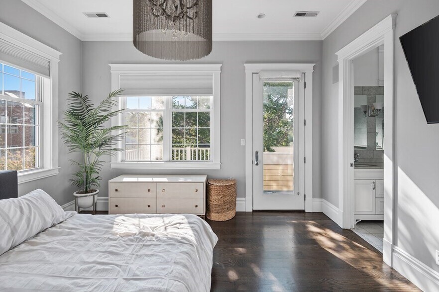 Building Photo - 322 W 4th St