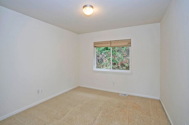 Building Photo - Beautiful Craftsman Home for Rent on Fox Island