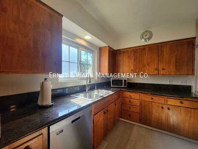 Building Photo - Beautiful Bixby Knolls 2 Bedroom Home with...