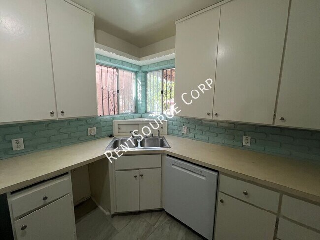 Building Photo - 808 Arville Ave