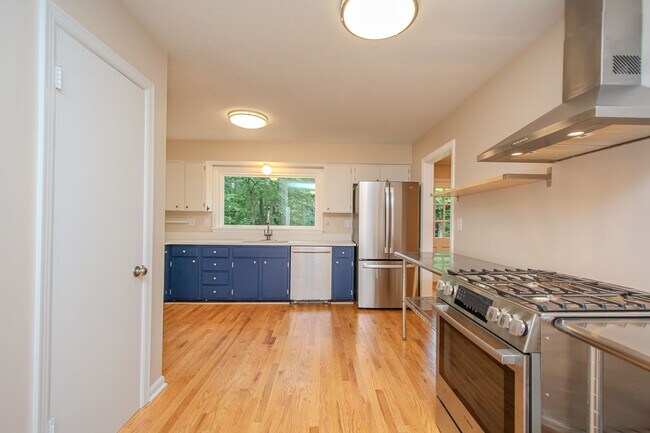 Building Photo - Recently Updated! 4 Bed/2.5 bath