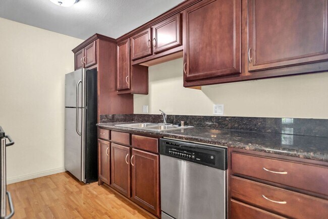 Building Photo - Great 2/1 condo close to SDSU and Colina D...