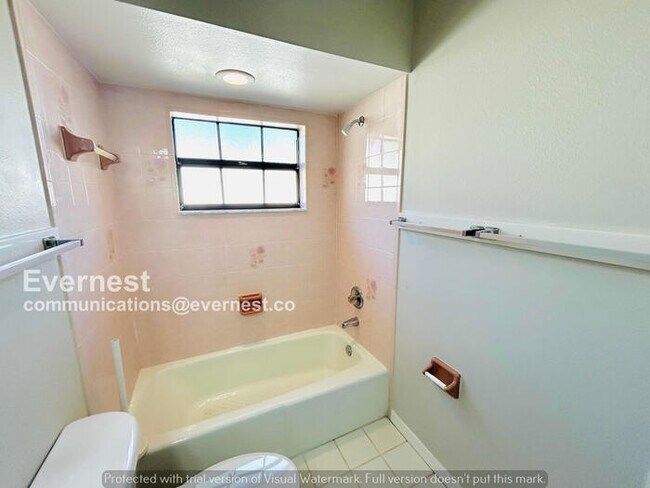 Building Photo - 6 Bed/4 Bath Home with Garage / Pet-Friendly / Available Now!