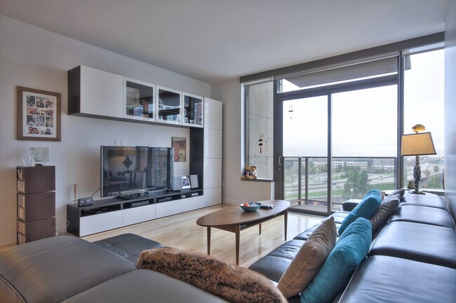 Building Photo - Gorgeous, Large 2 Bedroom Condo with Spect...