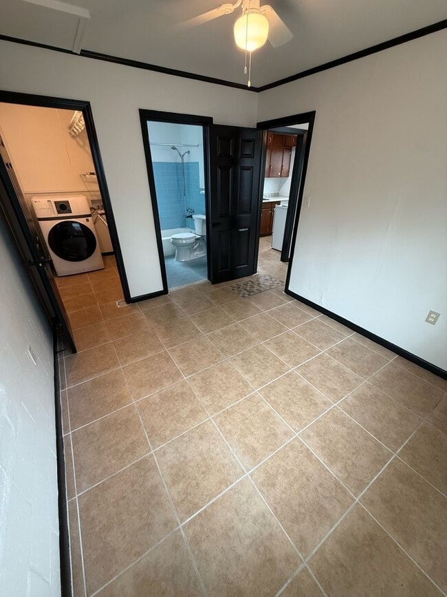 Building Photo - Cozy bungalow with in-unit washer and dryer near colleges