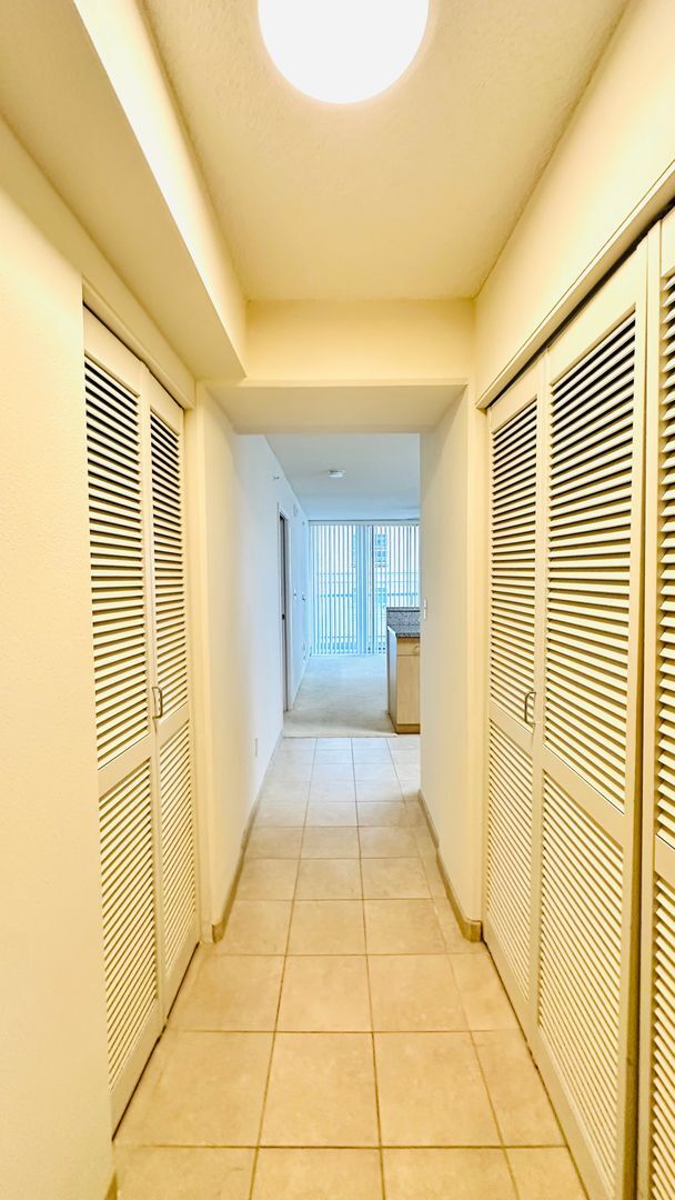 Building Photo - Diamond in the rough 1 bedroom with den in Honolulu!
