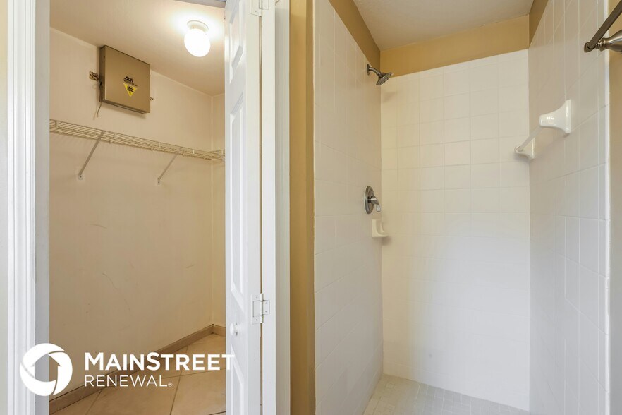 Building Photo - 821 Honeysuckle Dr