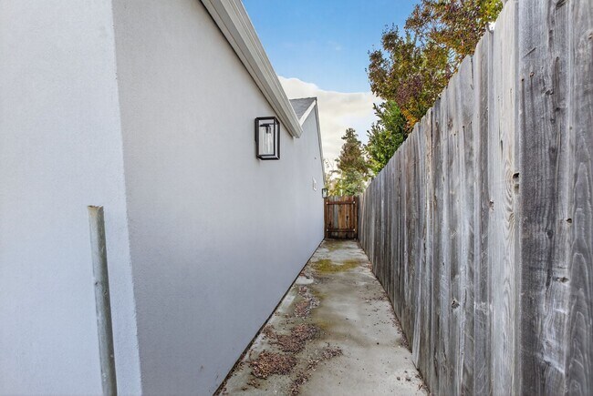 Building Photo - Bright & Spacious 3 Bed, 2 Bath Home – Must See!