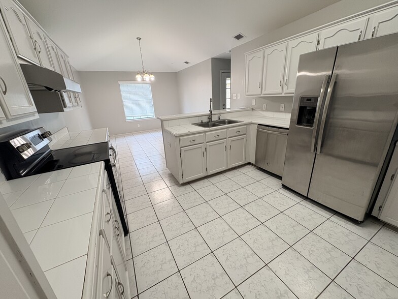 Kitchen - 2921 W Iris Ave