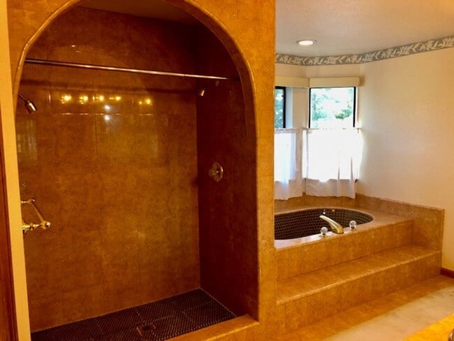 Building Photo - Spacious 4 bedroom 3 bath home in Folsom