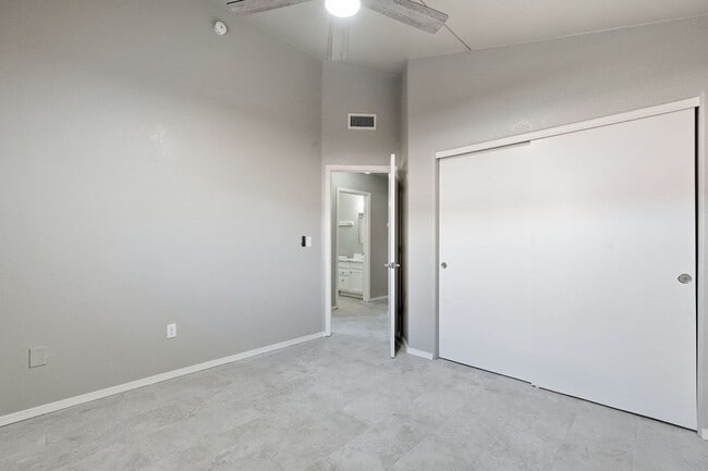 Building Photo - 811 E Caddie St