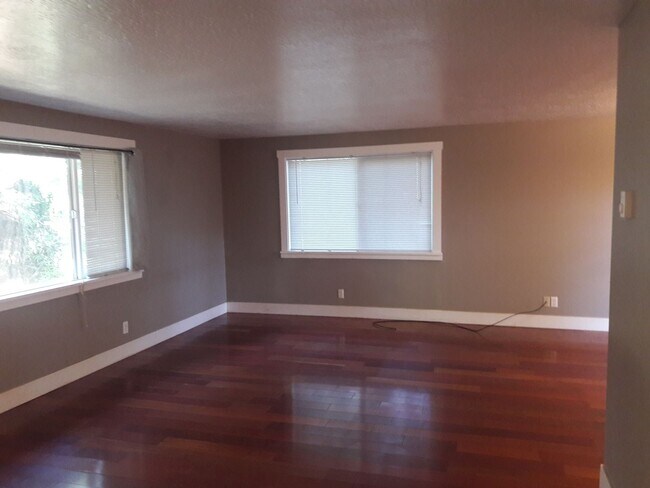 Building Photo - 4 Bedroom 3 Bathroom South Hills home Near...