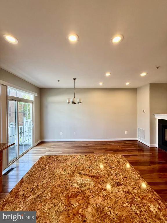 Building Photo - 612 Garden View Square
