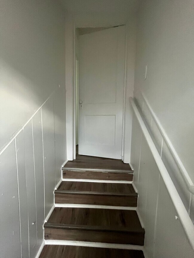 Building Photo - 3-Bed Home w/ Driveway & Enclosed Porches – Convenient Rochester Location