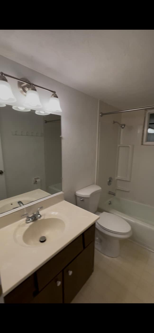 Building Photo - 831 Badger Ln