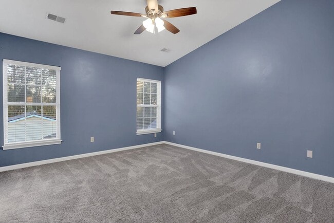 Building Photo - 3 bedroom 2 1/2 bath with loft