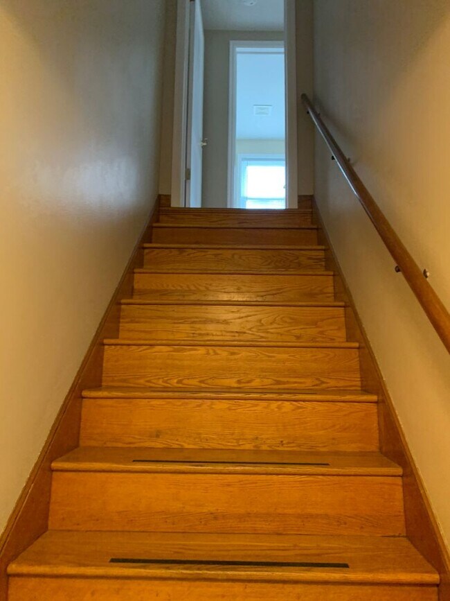 Building Photo - 842 7th Ave SW