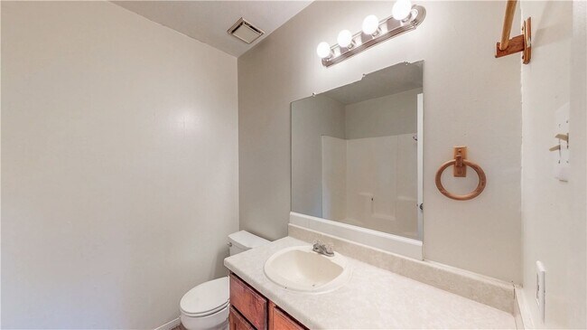 Building Photo - 1002 Verde Dr