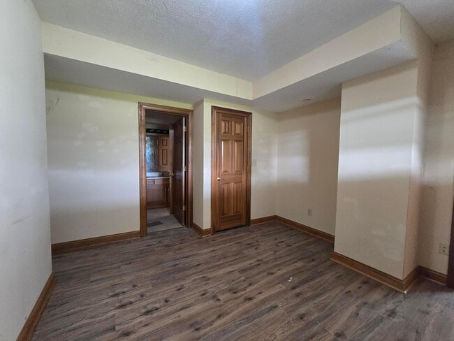 Building Photo - 3034 Russell Rd