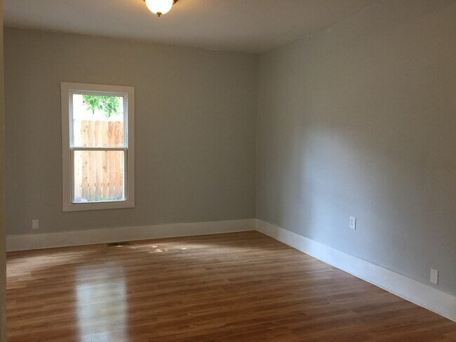 Building Photo - 435 E Willamette Ave