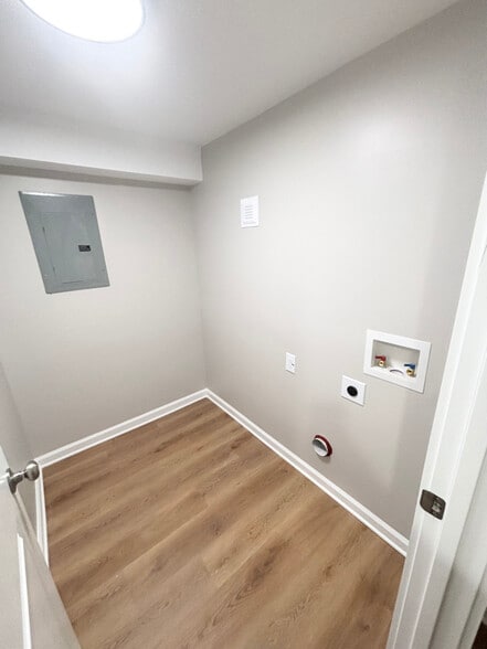 Building Photo - 626 Middle St