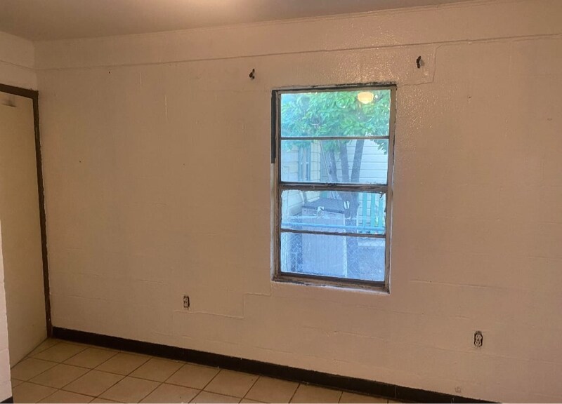 Building Photo - 904 E Lucas Ave