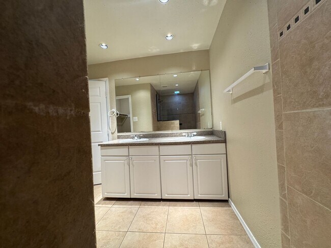 Building Photo - 10138 Inridge