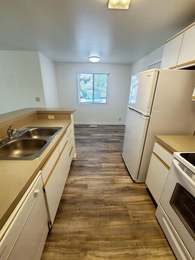 Building Photo - Charming 2 bedroom 1 bath townhome available!
