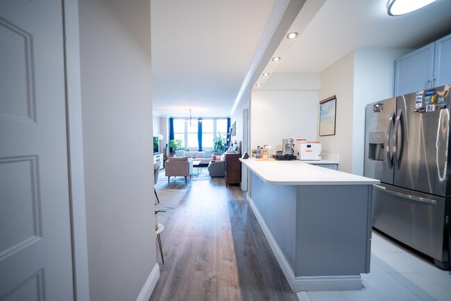 Building Photo - 45 River Dr S