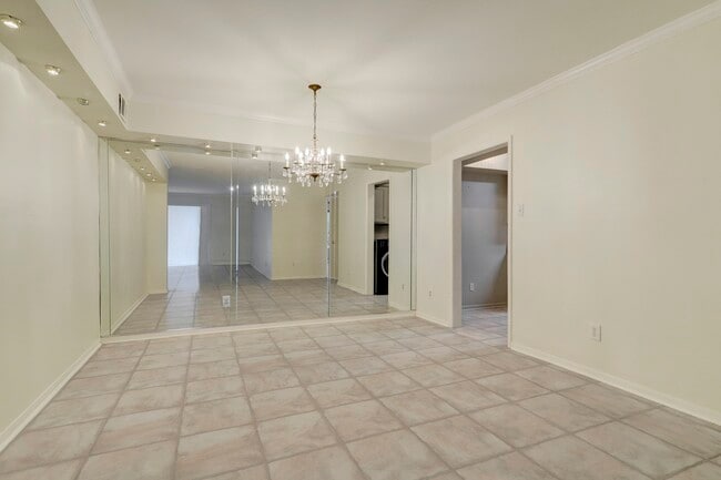 Building Photo - 353 N Post Oak Ln