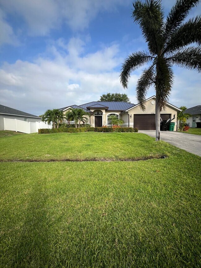 Building Photo - Convenient 3/2/2 PSL Home with Backyard Oa...