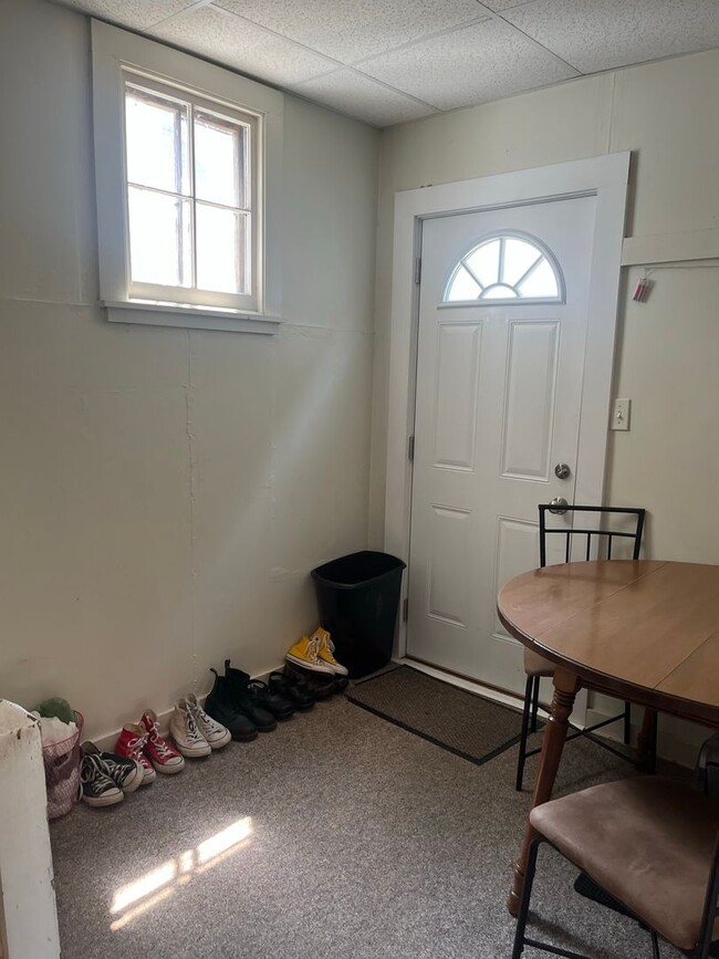 Building Photo - 412 N Linn St