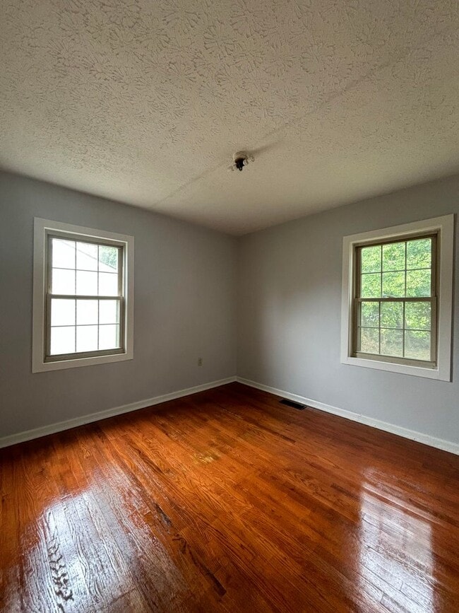 Building Photo - 1733 Holly Dr