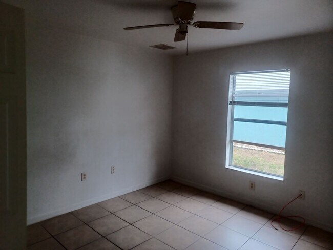 Building Photo - 3018 SE Santa Barbara Pl